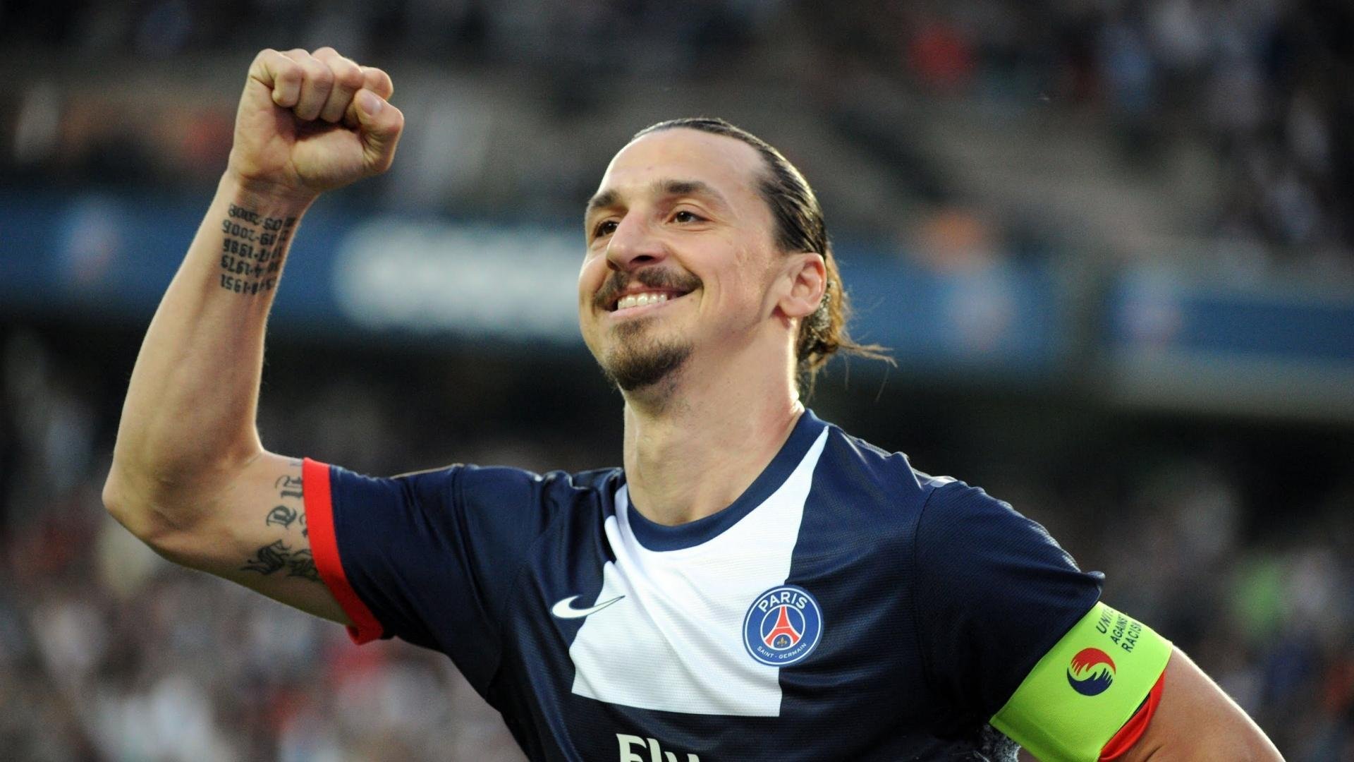 “简阳文体中心:全球顶级选手争霸羽毛球赛场”