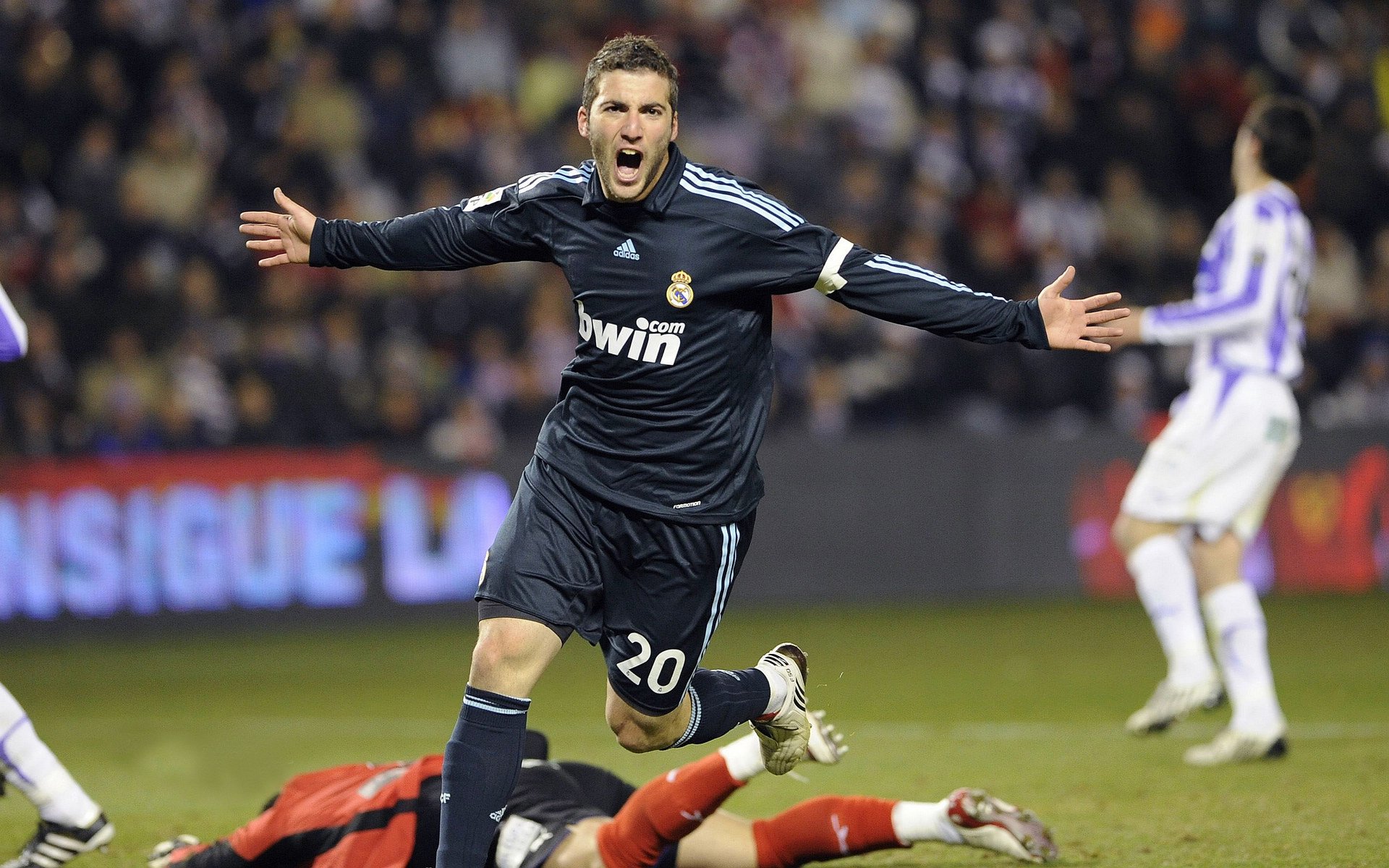 中超球迷助威现场气氛火爆,中超助攻榜2020